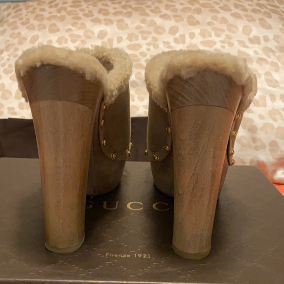 GUCCI Joplin Suede & Shearling Script Logo Clogs in Pale Khaki! NIB - Picture 5 of 8